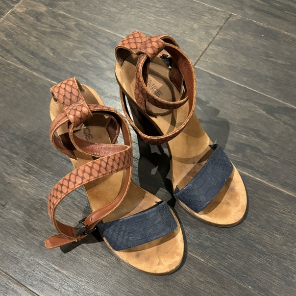 Vince Leather Blue & Brown Strappy Sandals Size 38.5 - Picture 1 of 3